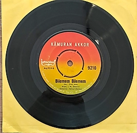 KAMURAN AKKOR - OLURMU DERSİN , BİLMEM BİLEMEM 45lik