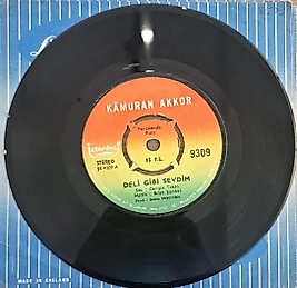 KAMURAN AKKOR - DELİ GİBİ SEVDİM, SANA BİR MÜJDEM VAR 45lik